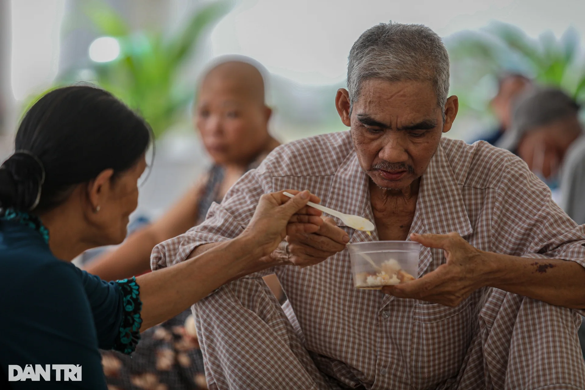 Cuộc sống ở mái nhà chung của những người đứng giữa lằn ranh sinh tử - 2 Cuộc sống ở mái nhà chung của những người đứng giữa lằn ranh sinh tử - 2