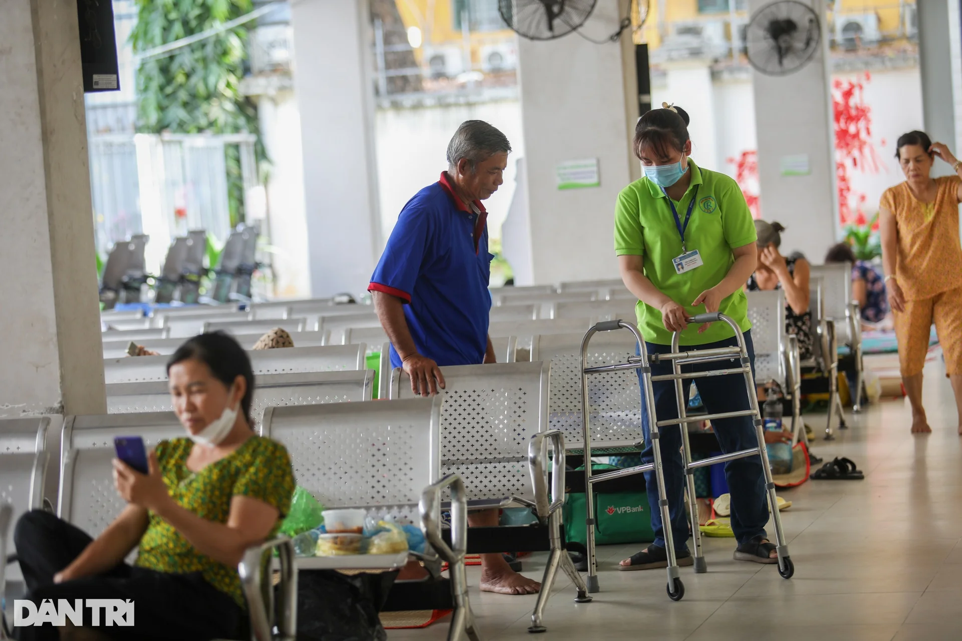 Cuộc sống ở mái nhà chung của những người đứng giữa lằn ranh sinh tử - 6 Cuộc sống ở mái nhà chung của những người đứng giữa lằn ranh sinh tử - 6