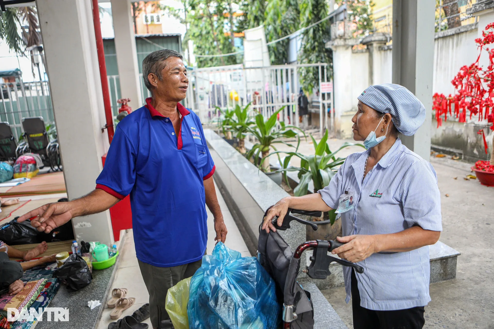 Cuộc sống ở mái nhà chung của những người đứng giữa lằn ranh sinh tử - 7 Cuộc sống ở mái nhà chung của những người đứng giữa lằn ranh sinh tử - 7