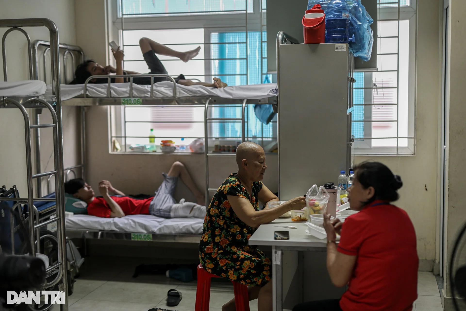 Cuộc sống ở mái nhà chung của những người đứng giữa lằn ranh sinh tử - 10 Cuộc sống ở mái nhà chung của những người đứng giữa lằn ranh sinh tử - 10