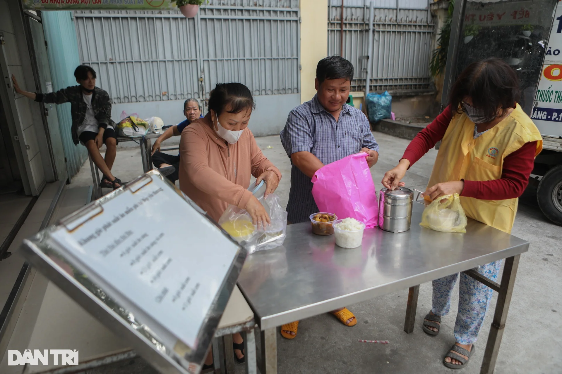 Cuộc sống ở mái nhà chung của những người đứng giữa lằn ranh sinh tử - 11 Cuộc sống ở mái nhà chung của những người đứng giữa lằn ranh sinh tử - 11
