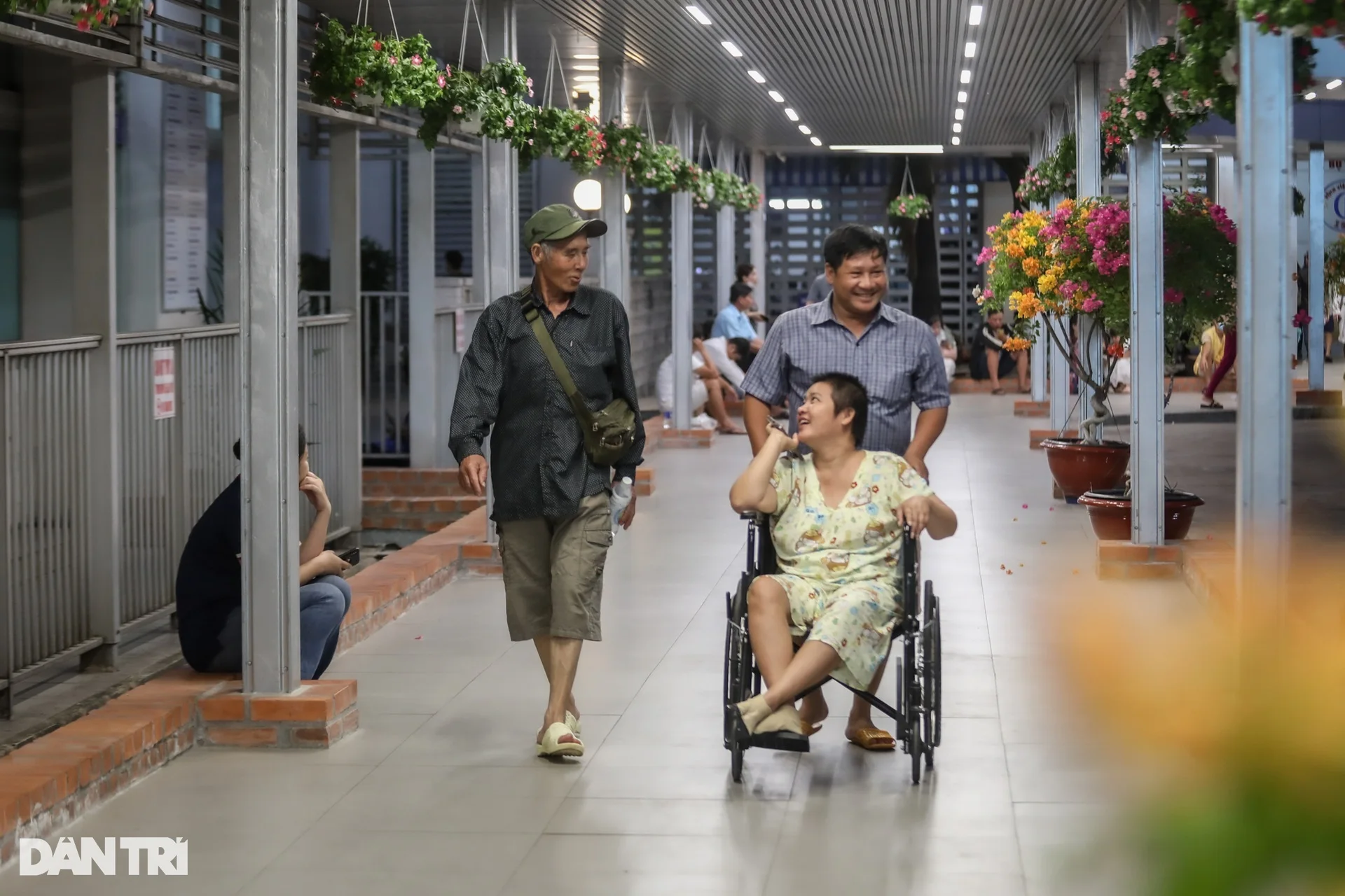 Cuộc sống ở mái nhà chung của những người đứng giữa lằn ranh sinh tử - 13 Cuộc sống ở mái nhà chung của những người đứng giữa lằn ranh sinh tử - 13
