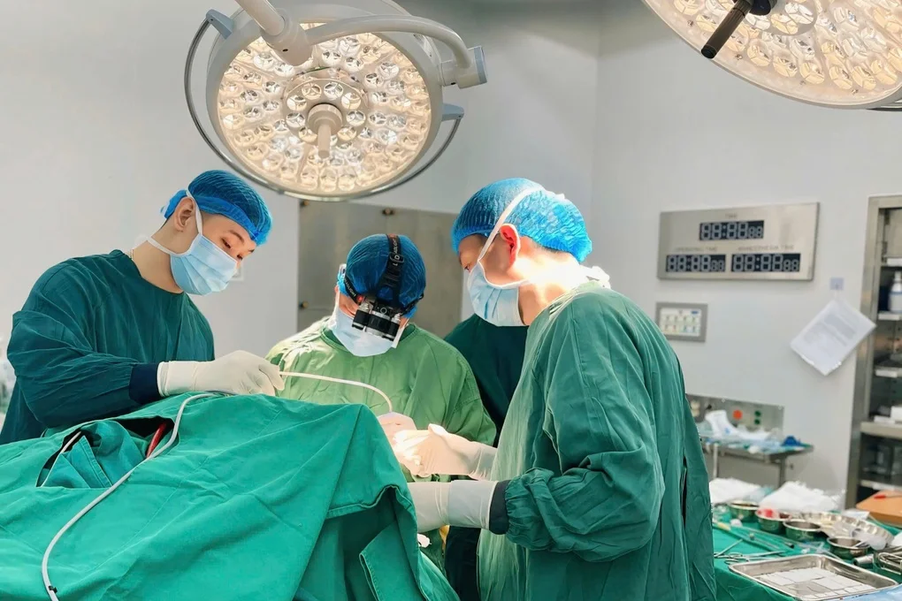 Hà Nội: Sau chầu nhậu, người phụ nữ 100kg bị tụt kẹt não nguy kịch - 2 Hà Nội: Sau chầu nhậu, người phụ nữ 100kg bị tụt kẹt não nguy kịch - 2