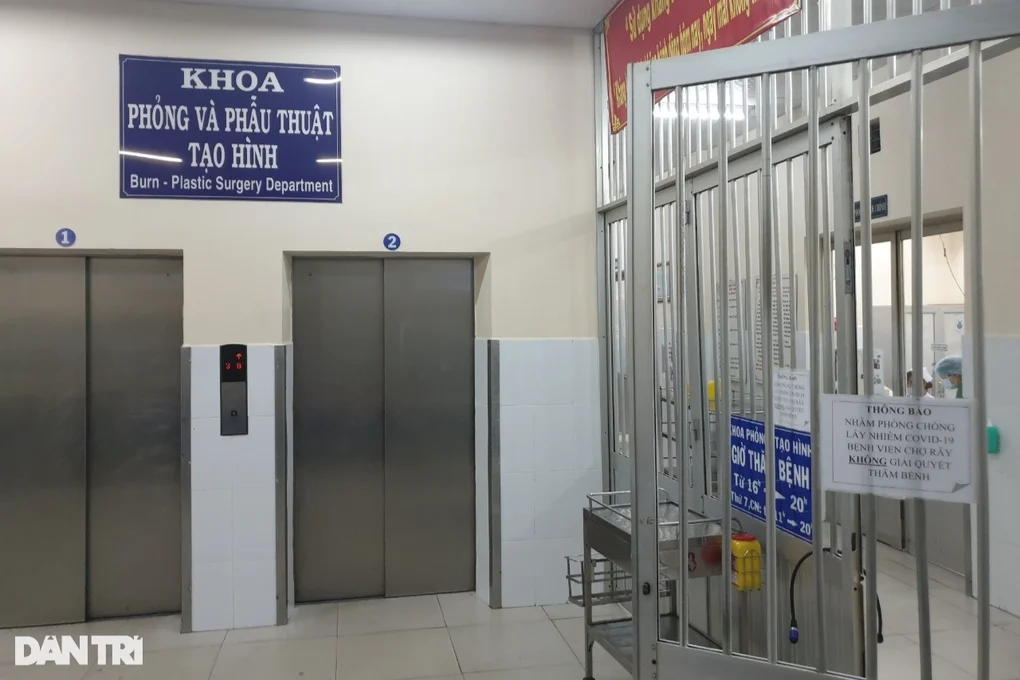 Người đàn ông bị điện giật dính trên cột cao ở TPHCM: Nạn nhân bỏng 55% - 1