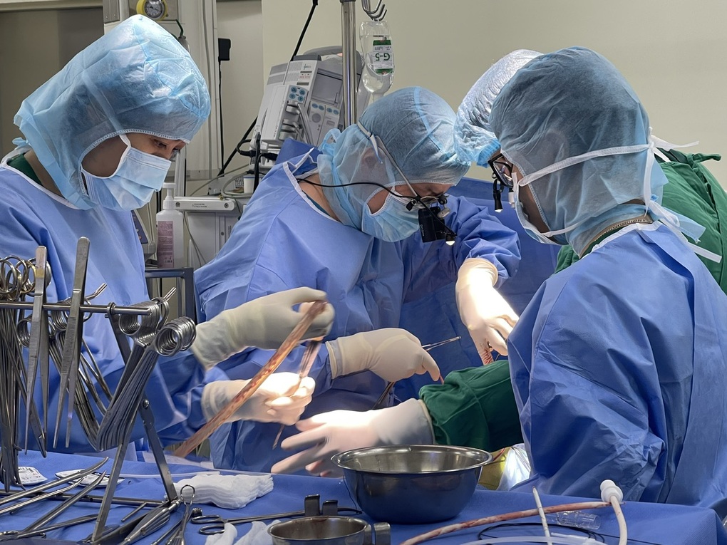 Cụ bà 93 tuổi vẫn quyết tâm mổ tim dù phải mở xương ức