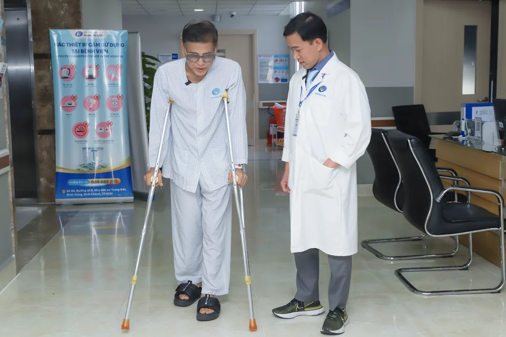 MC Thanh Bạch rơi xuống mương nước sâu 3 mét khi đi gặp 1.200 học sinh - 2 MC Thanh Bạch rơi xuống mương nước sâu 3 mét khi đi gặp 1.200 học sinh - 2