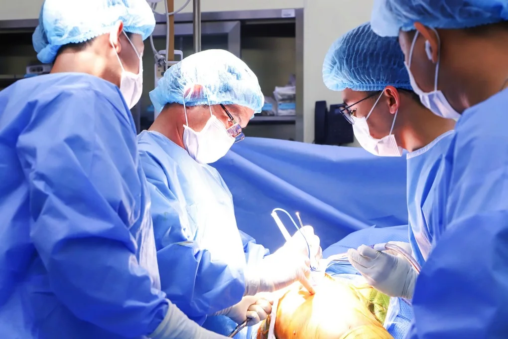 MC Thanh Bạch rơi xuống mương nước sâu 3 mét khi đi gặp 1.200 học sinh - 3 MC Thanh Bạch rơi xuống mương nước sâu 3 mét khi đi gặp 1.200 học sinh - 3