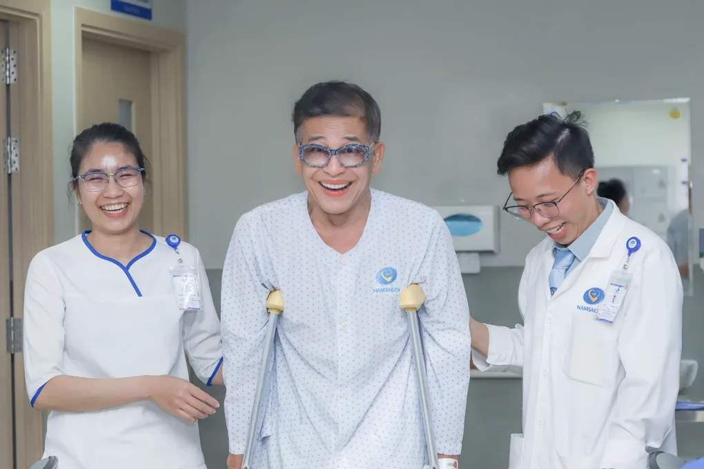 MC Thanh Bạch rơi xuống mương nước sâu 3 mét khi đi gặp 1.200 học sinh - 4 MC Thanh Bạch rơi xuống mương nước sâu 3 mét khi đi gặp 1.200 học sinh - 4