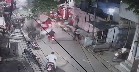 Ô tô đâm hàng loạt xe máy trên đường khiến 3 người thiệt mạng