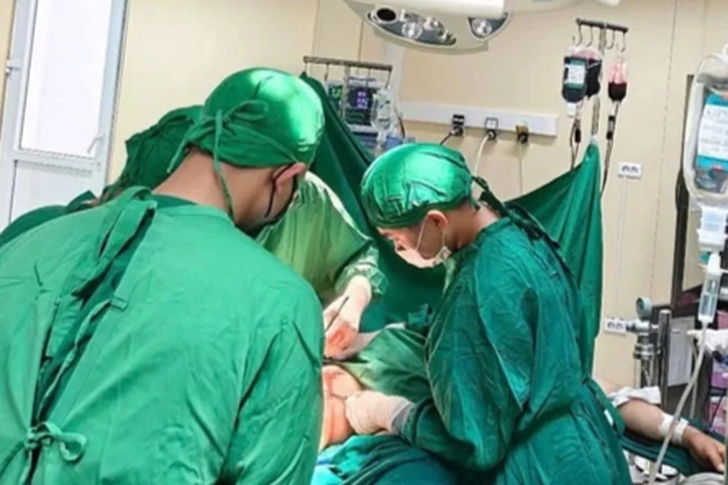 Rơi từ vách đá, bệnh nhân thoát chết nhờ giọt máu nghĩa tình của y bác sĩ - 2 Rơi từ vách đá, bệnh nhân thoát chết nhờ giọt máu nghĩa tình của y bác sĩ - 2