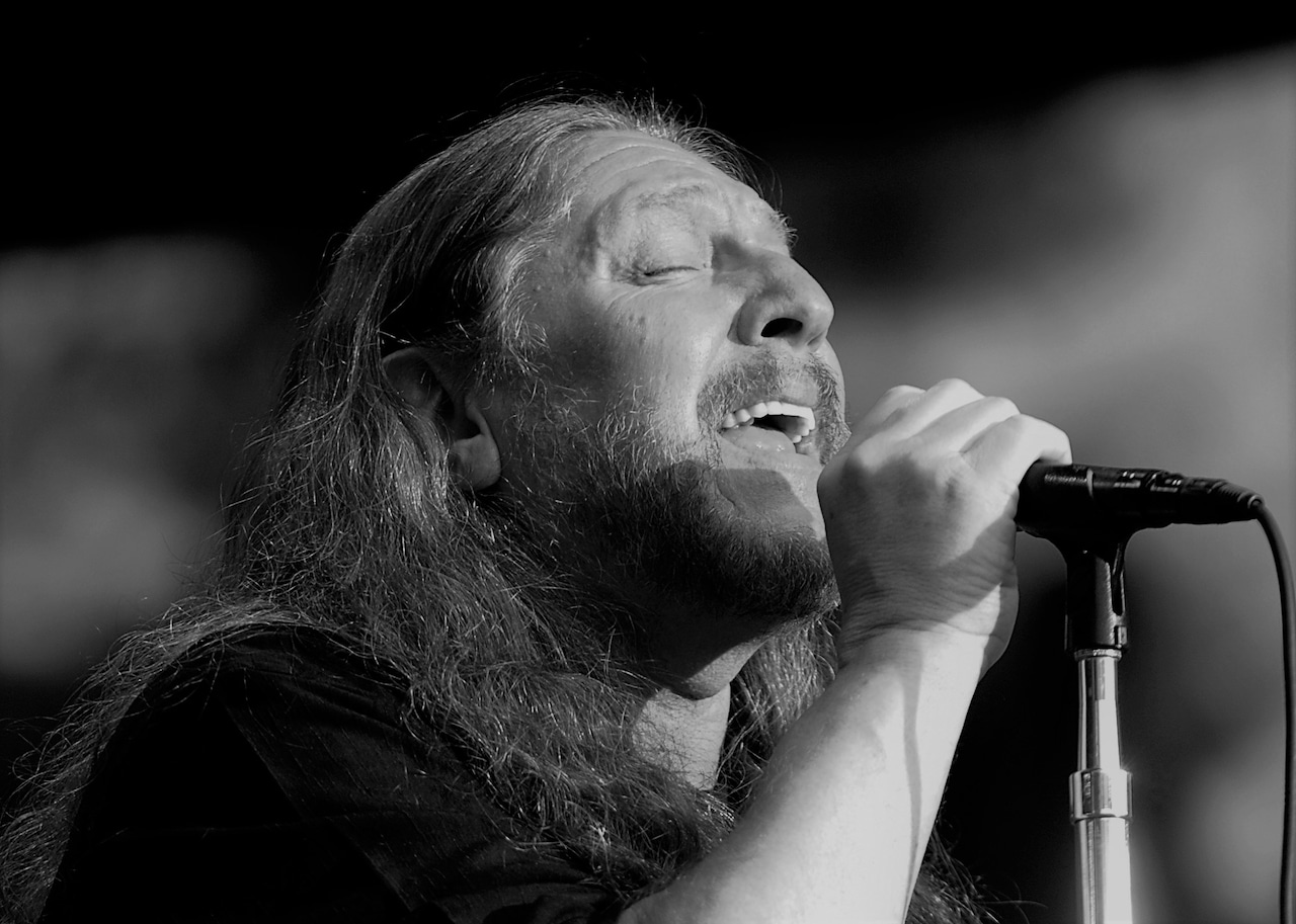 Legendary country music singer leaves tour due to health issues
