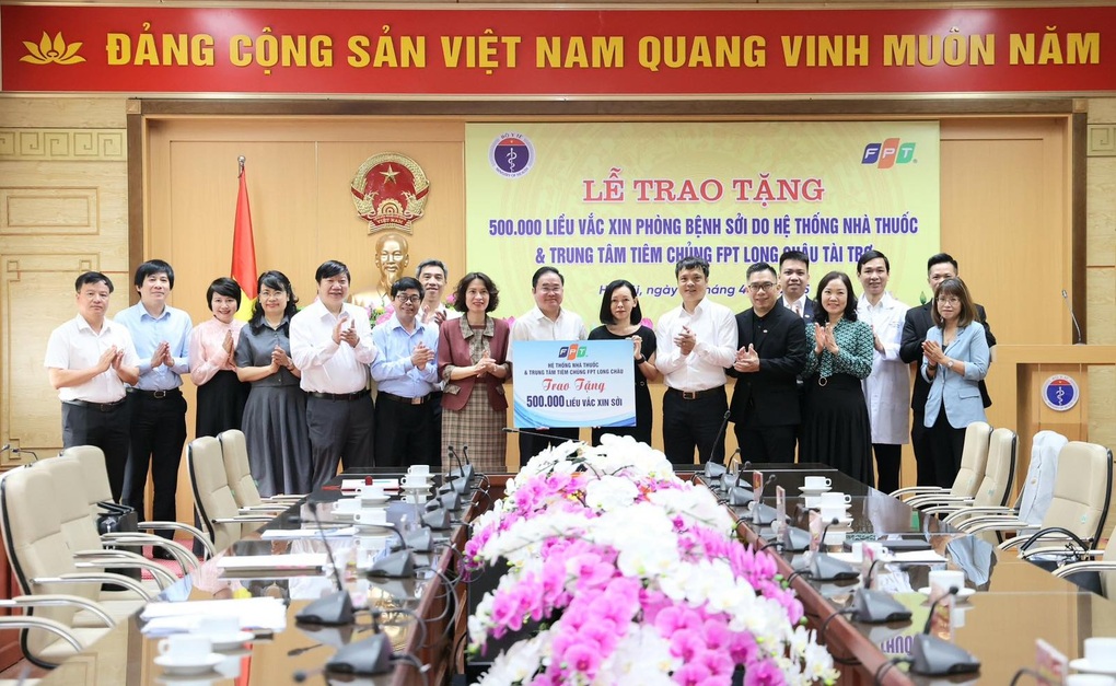 Bộ Y tế tiếp nhận nửa triệu liều vaccine sởi do FPT Long Châu trao tặng