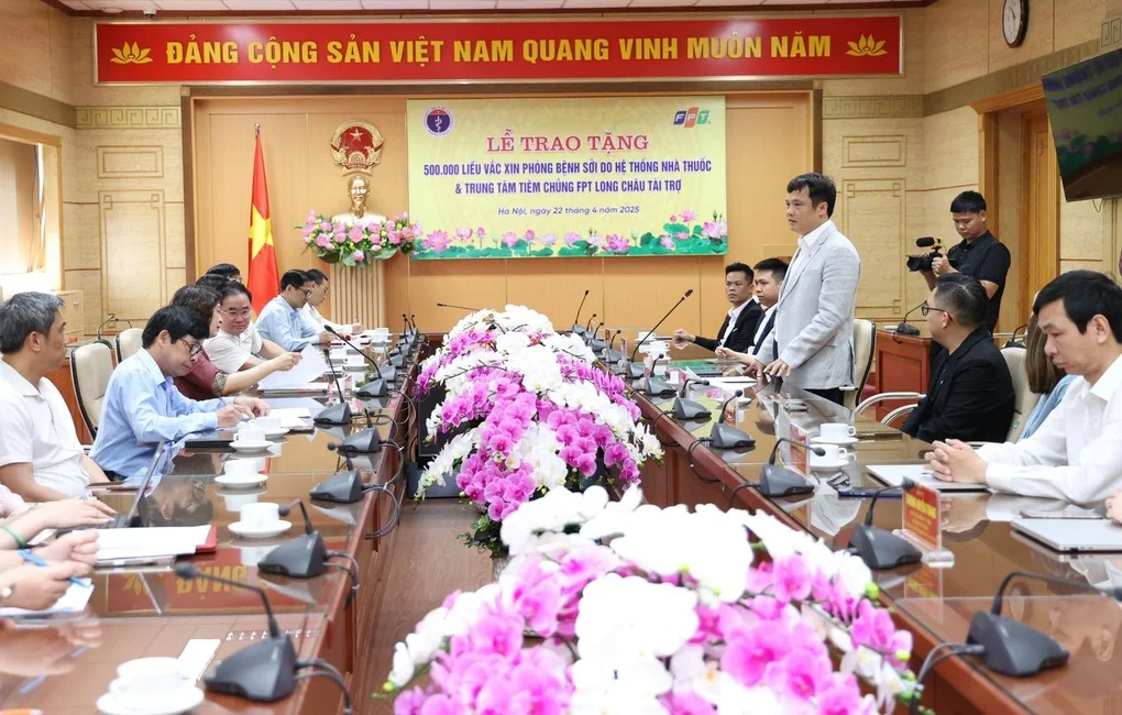 Bộ Y tế tiếp nhận nửa triệu liều vaccine sởi do FPT Long Châu trao tặng - 3