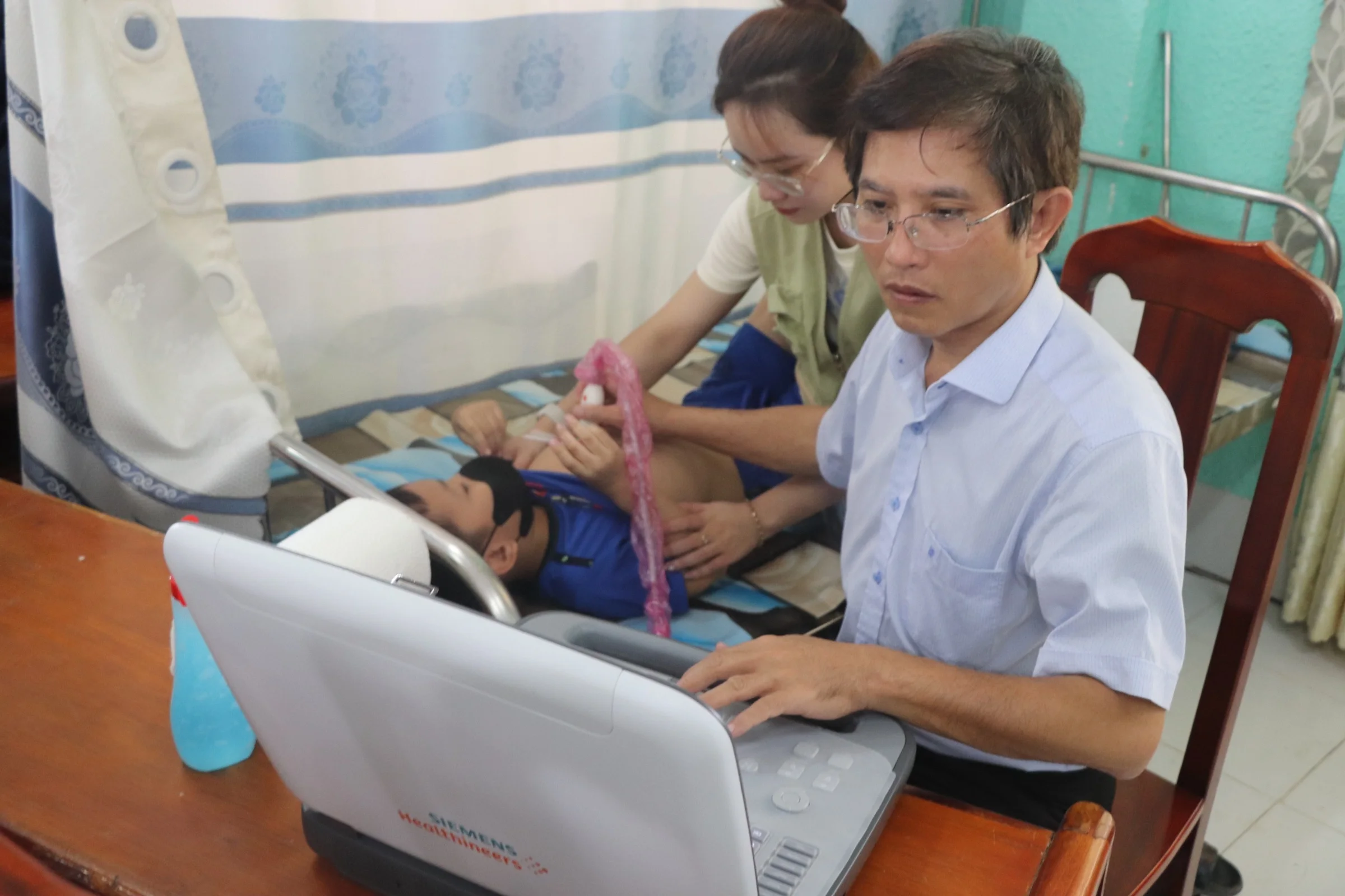 Hơn một thập kỷ gõ cửa từng làng để lắng nghe nhịp tim trẻ nhỏ - 2