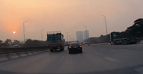 Chuyển làn đột ngột, ô tô con bị đâm xoay ngang trên đường vành đai 3