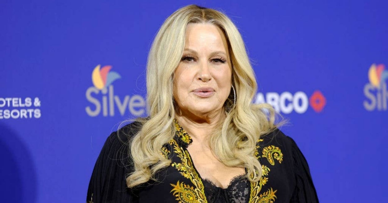 Jennifer Coolidge Had A “Superior” Response When A Reporter Asked Her About Her LGBTQ+ Fan Base