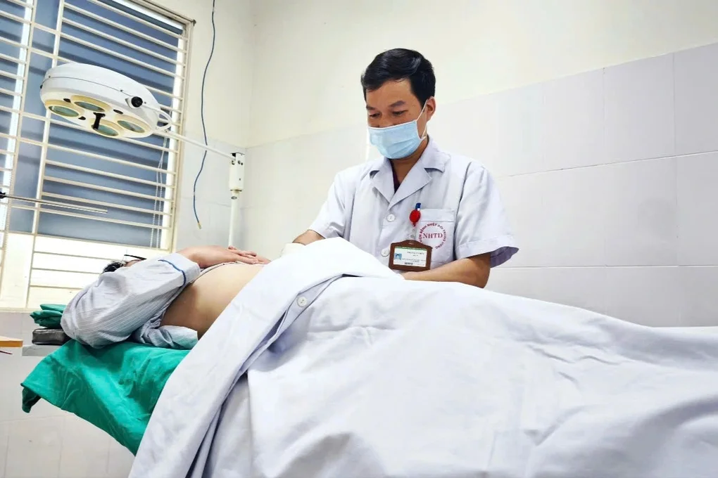 Yêu sai tư thế, người đàn ông nhập viện cấp cứu - 1