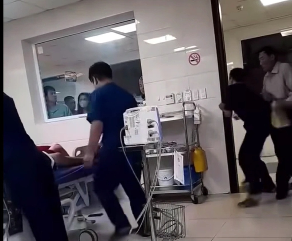 Đang cấp cứu bé gái sốc phản vệ, bác sĩ bị người nhà đạp vào bụng