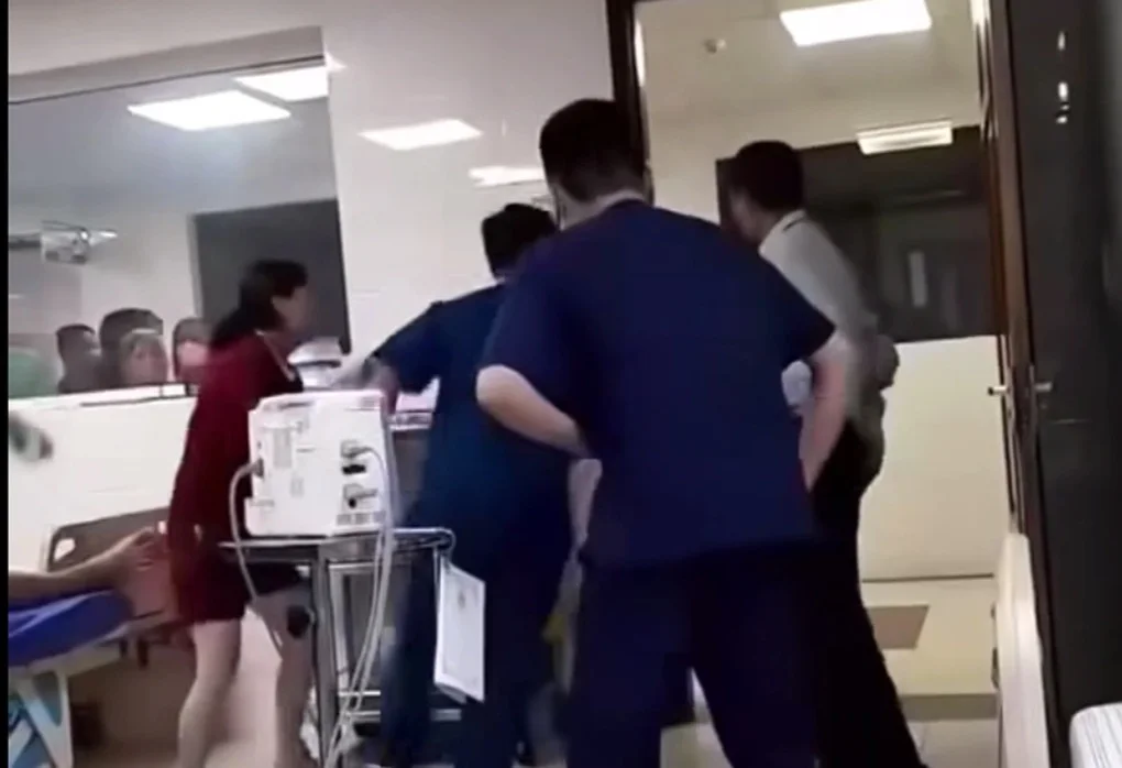 Đang cấp cứu bé gái sốc phản vệ, bác sĩ bị người nhà đạp vào bụng - 2 Đang cấp cứu bé gái sốc phản vệ, bác sĩ bị người nhà đạp vào bụng - 2