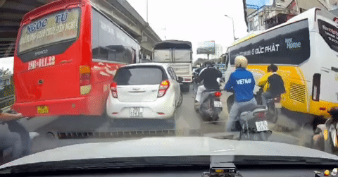 Xe khách quệt nát sườn xe con rồi lạnh lùng bỏ chạy, không một lời xin lỗi