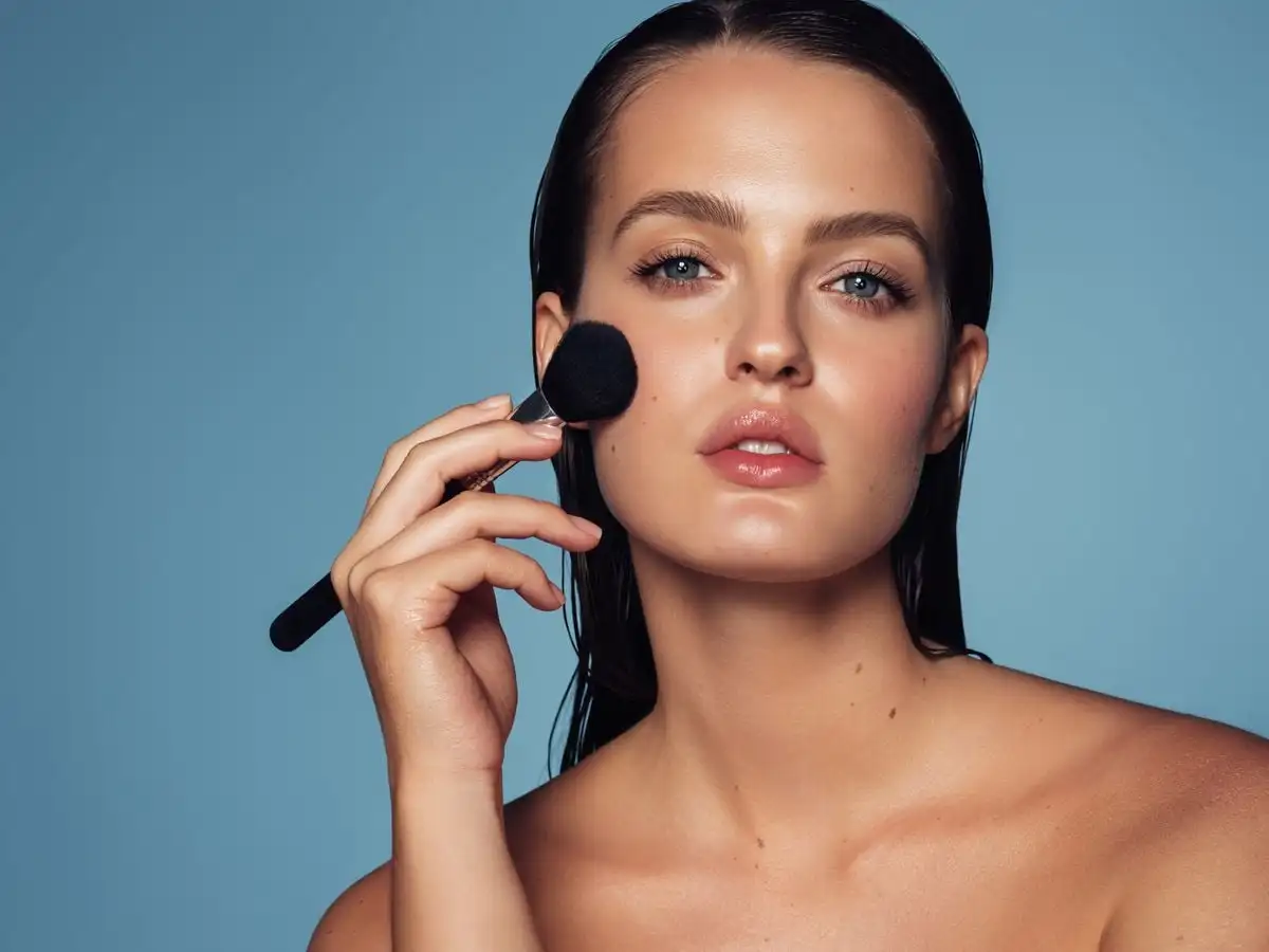 Lightweight foundation for an even, natural-looking complexion.
