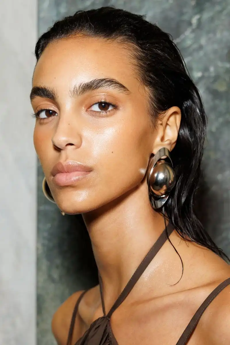Delicate, dewy highlight for a fresh, luminous finish.