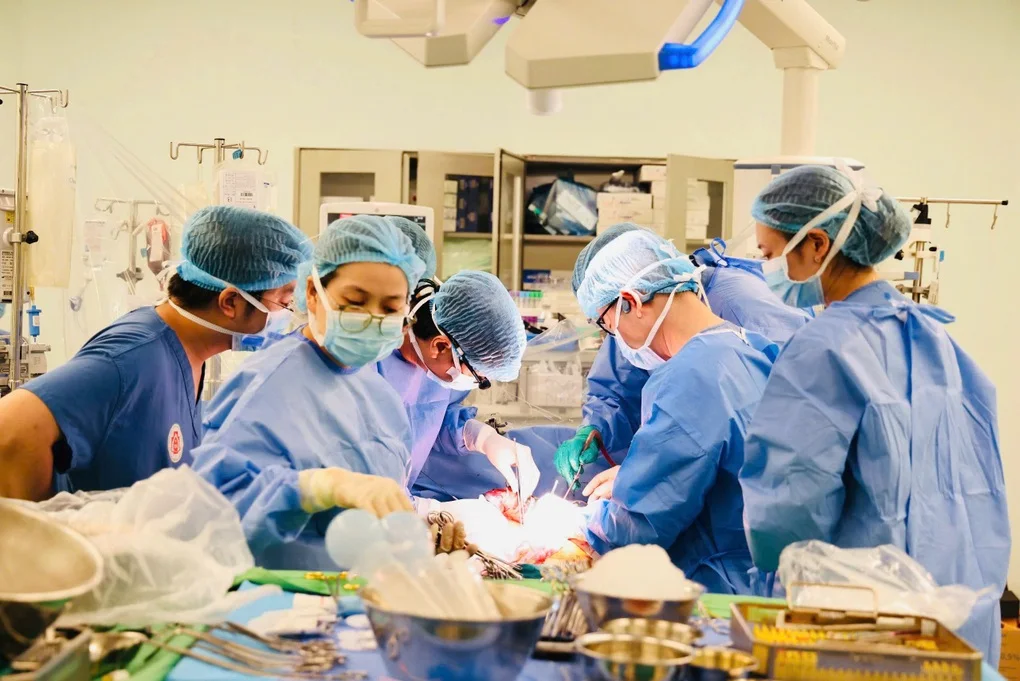 Bác sĩ vượt mưa gió hàng trăm ki-lô-mét, chạy đua cứu sống 3 người bệnh - 2