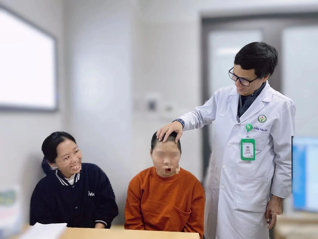 Bác sĩ thực hiện ca đại phẫu 14 giờ cứu thiếu nữ thoát khỏi u não nguy hiểm - 2 Bác sĩ thực hiện ca đại phẫu 14 giờ cứu thiếu nữ thoát khỏi u não nguy hiểm - 2
