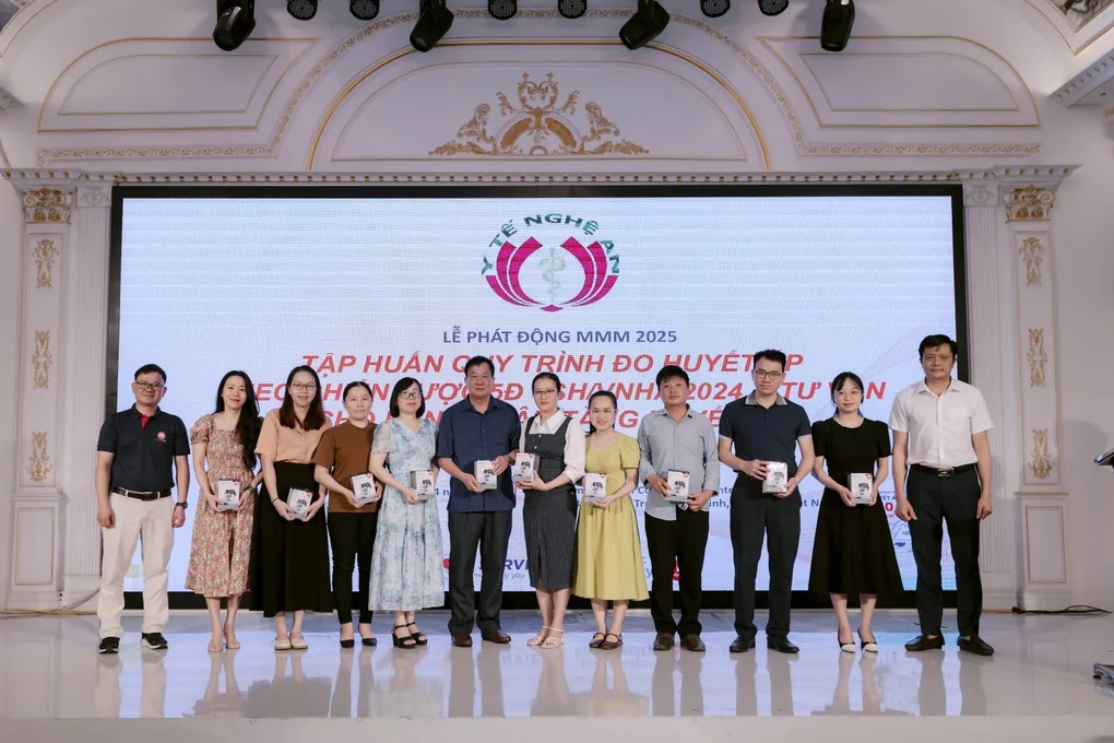 Nghệ An tăng cường tuyên truyền, kiểm soát tăng huyết áp cho người dân - 4 Nghệ An tăng cường tuyên truyền, kiểm soát tăng huyết áp cho người dân - 4