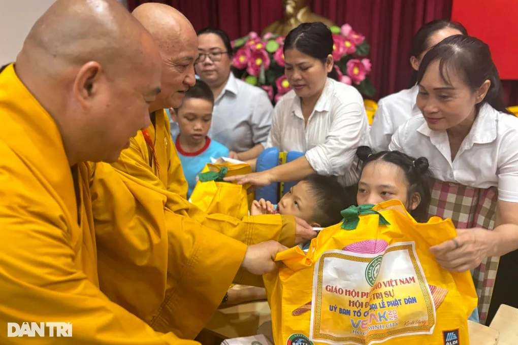 Đại lễ Vesak mang tình yêu thương đến với nạn nhân chất độc da cam - 2 Đại lễ Vesak mang tình yêu thương đến với nạn nhân chất độc da cam - 2