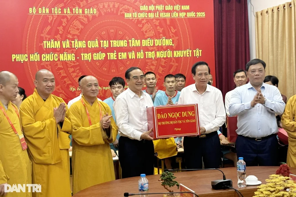 Đại lễ Vesak mang tình yêu thương đến với nạn nhân chất độc da cam - 3 Đại lễ Vesak mang tình yêu thương đến với nạn nhân chất độc da cam - 3
