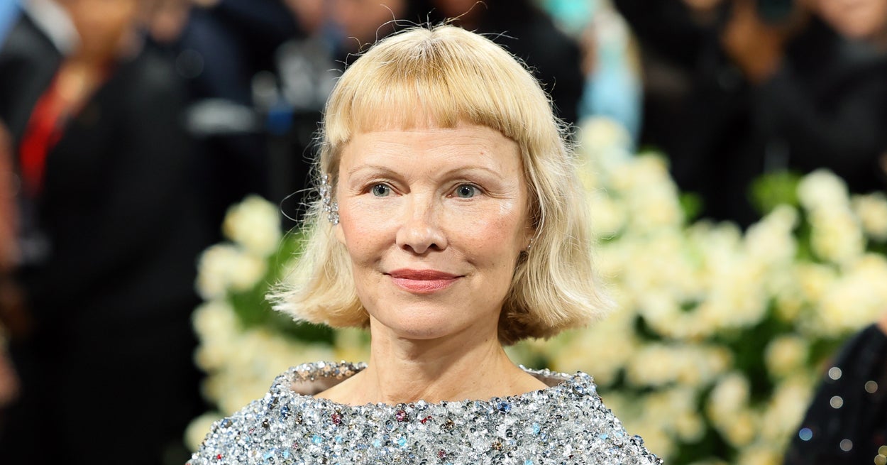 Pamela Anderson Is Being Defended After A Tabloid Harshly Criticized Her Appearance At The Met Gala