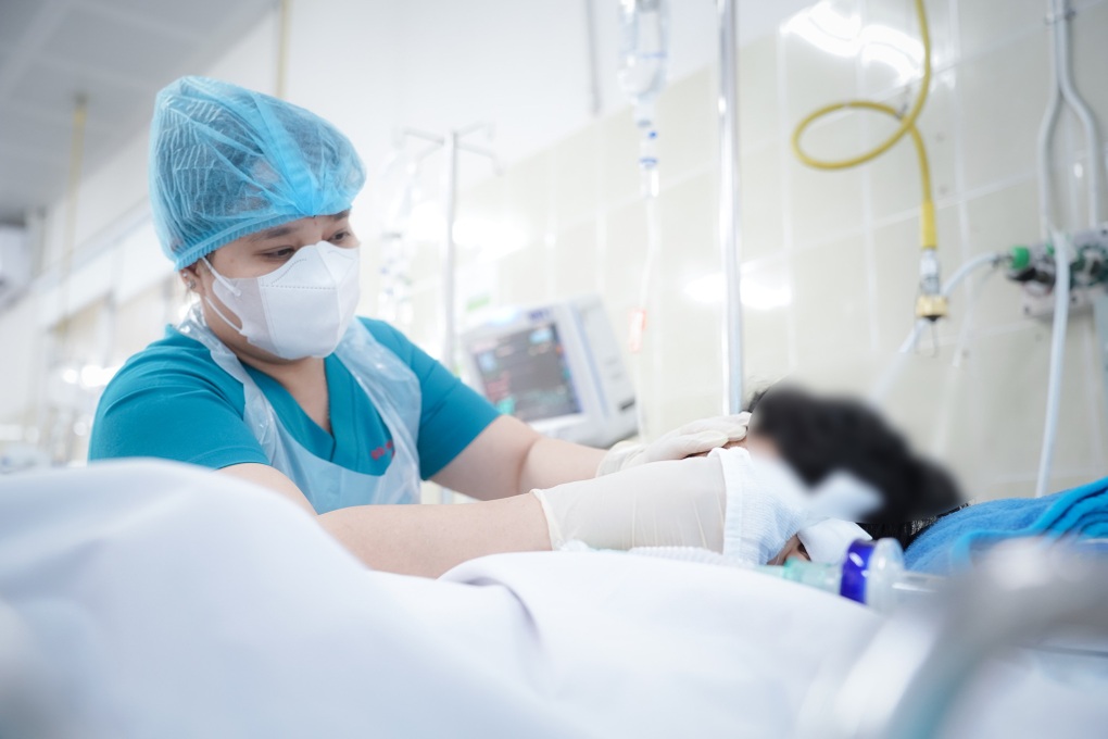 Bé trai bị cành cây rơi giữa đường làm nứt sọ, Thứ trưởng chỉ đạo đặc biệt