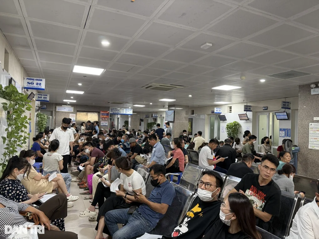 Thời tiết nắng nóng, hơn 2.000 lượt khám bệnh da mỗi ngày - 2