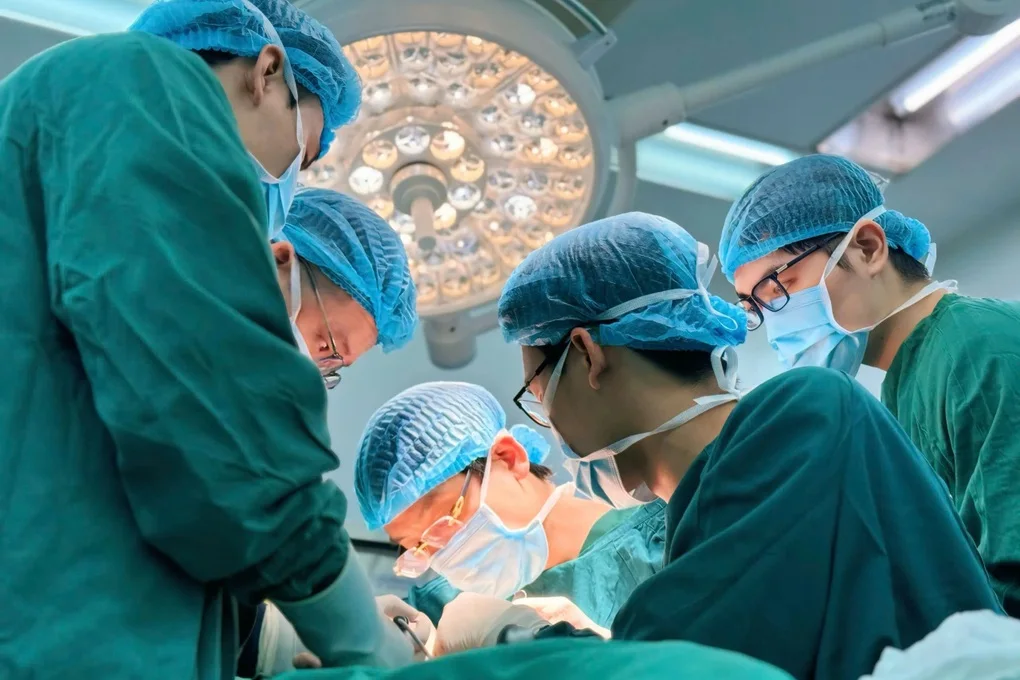 Mang găng tay quá rộng, nam thanh niên gặp tai nạn đứt ngón trỏ - 2 Mang găng tay quá rộng, nam thanh niên gặp tai nạn đứt ngón trỏ - 2