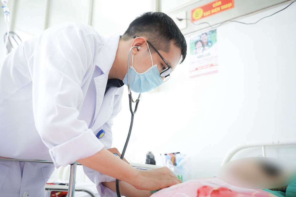 Ô tô chở đoàn hành hương 24 người tông vào xe tải, nhiều nạn nhân cấp cứu
