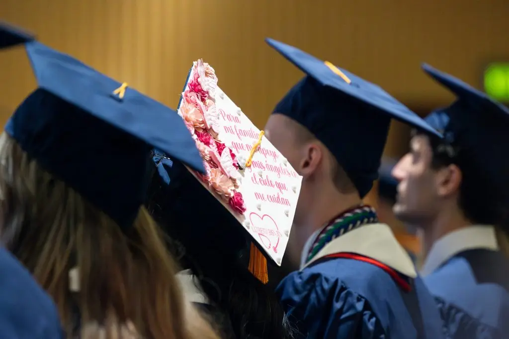 Grad cap with Spanish written on it
