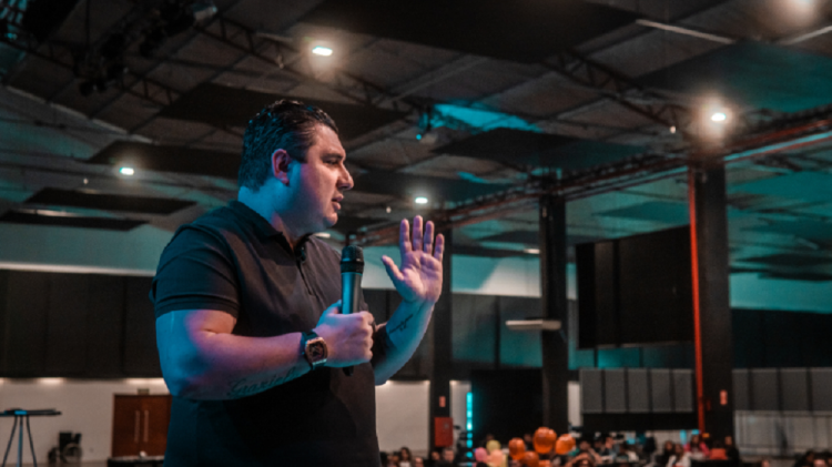 Quem é o brasileiro que vai a conferência de tecnologia em Las Vegas lançar uma tecnologia capaz de gerar até R$ 843 por dia?