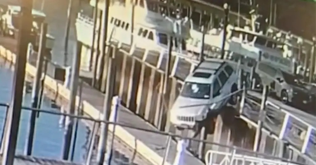 Kinh hoàng! Xe Jeep &apos;bay&apos; xuyên lan can, đáp thẳng xuống bến tàu nổi