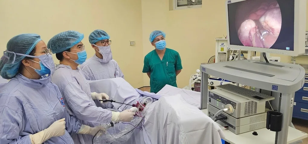 Lần đầu tiên: Chữa ung thư phụ khoa bằng phẫu thuật không để lại sẹo - 1 Lần đầu tiên: Chữa ung thư phụ khoa bằng phẫu thuật không để lại sẹo - 1