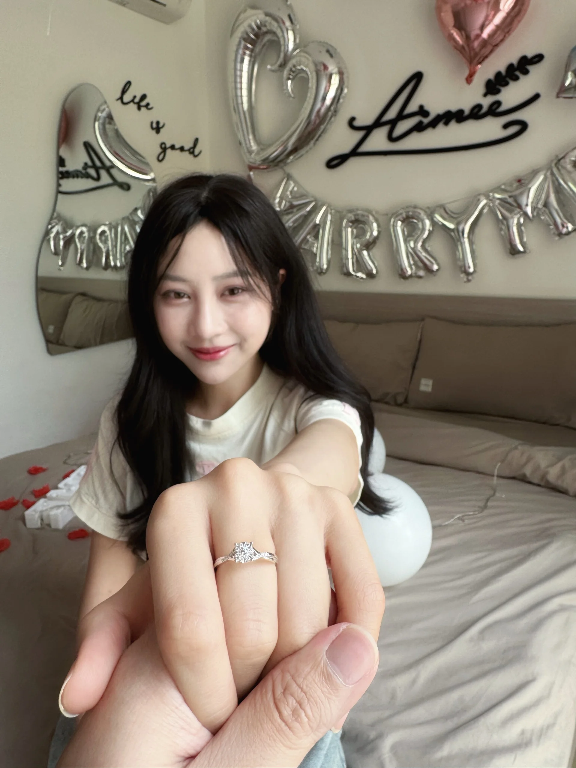 Streamer 2 lần mắc ung thư được cầu hôn gây xúc động: 7 năm, 9 lần từ chối - 10