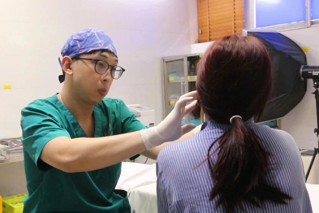 Tiêm thu gọn hàm, má bệnh nhân đầy dịch bẩn, mủ đặc quánh - 1