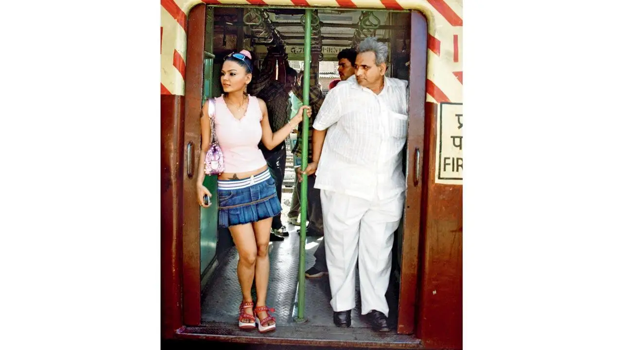 mid-day’s photo editor Rane Ashish recalls how stars like Rakhi Sawant would oblige requests for candid shoots such as this one on a local train from Andheri to Bandra. File Pic/Rane Ashish
