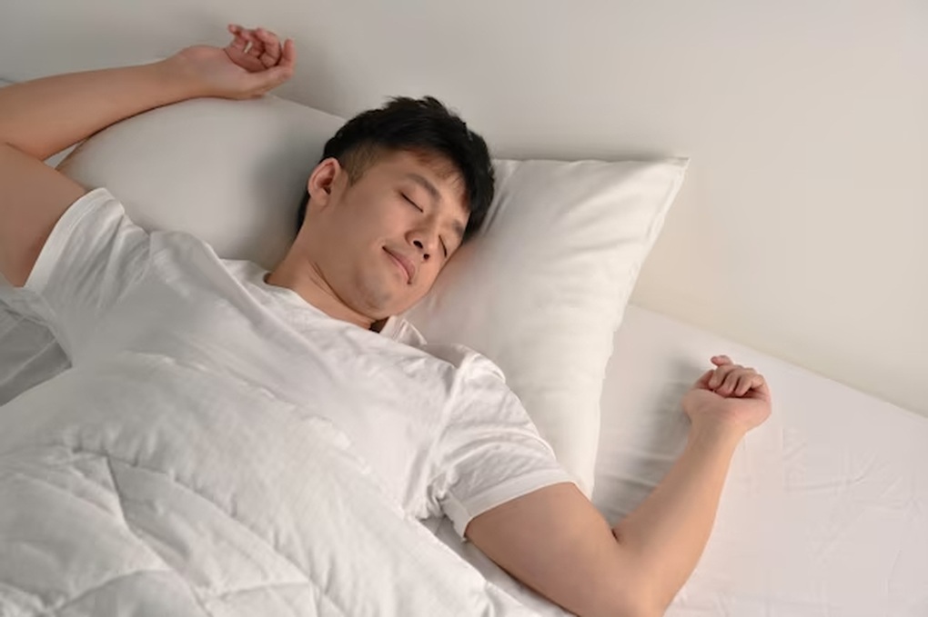 Nam nhân viên có “cổ thẳng như cây gậy” vì 2 thói quen sinh hoạt quen thuộc