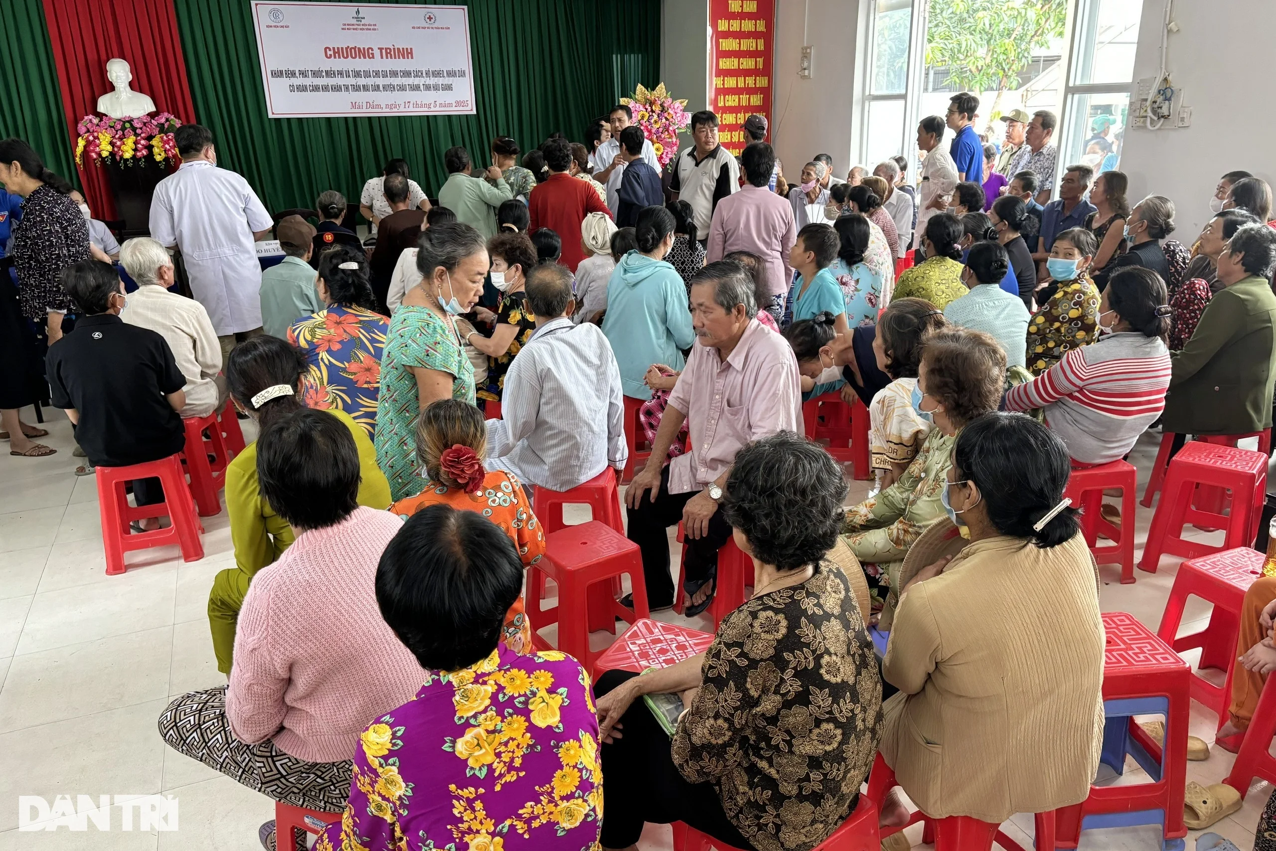 Người đàn ông ngủ dậy bỗng... tâm thần, vợ 23 năm đi khắp nơi để cứu chồng - 1