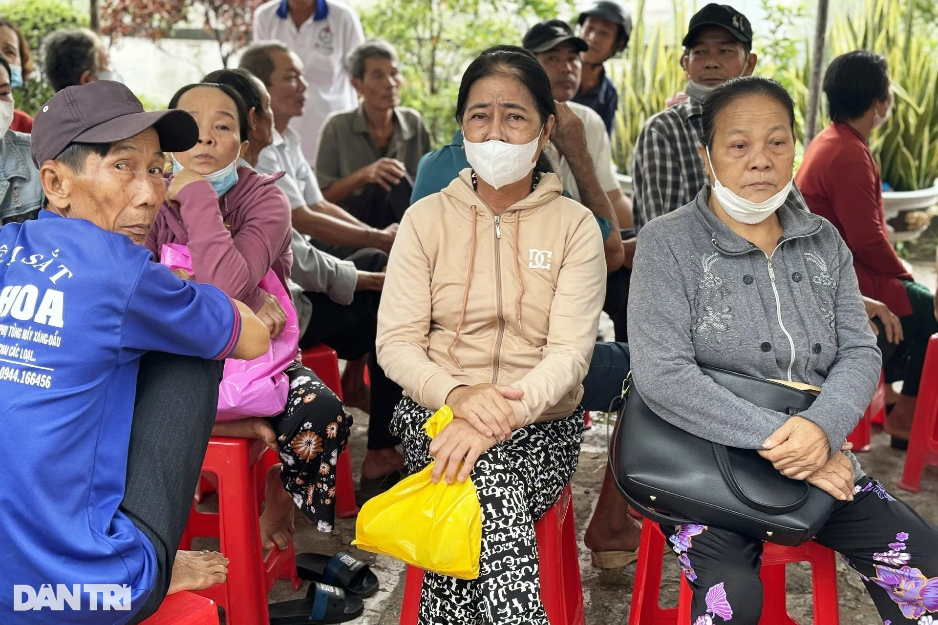 Người đàn ông ngủ dậy bỗng... tâm thần, vợ 23 năm đi khắp nơi để cứu chồng - 2