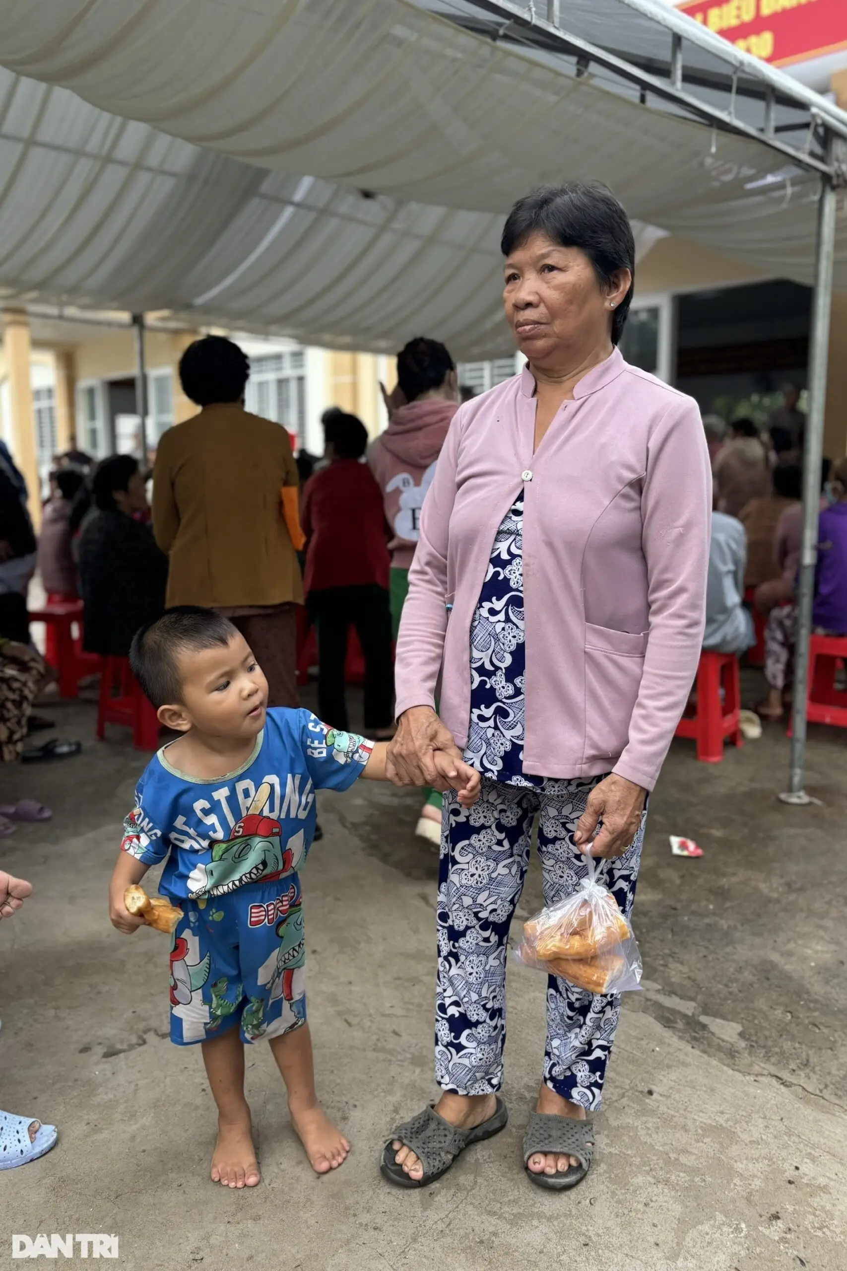 Người đàn ông ngủ dậy bỗng... tâm thần, vợ 23 năm đi khắp nơi để cứu chồng - 3
