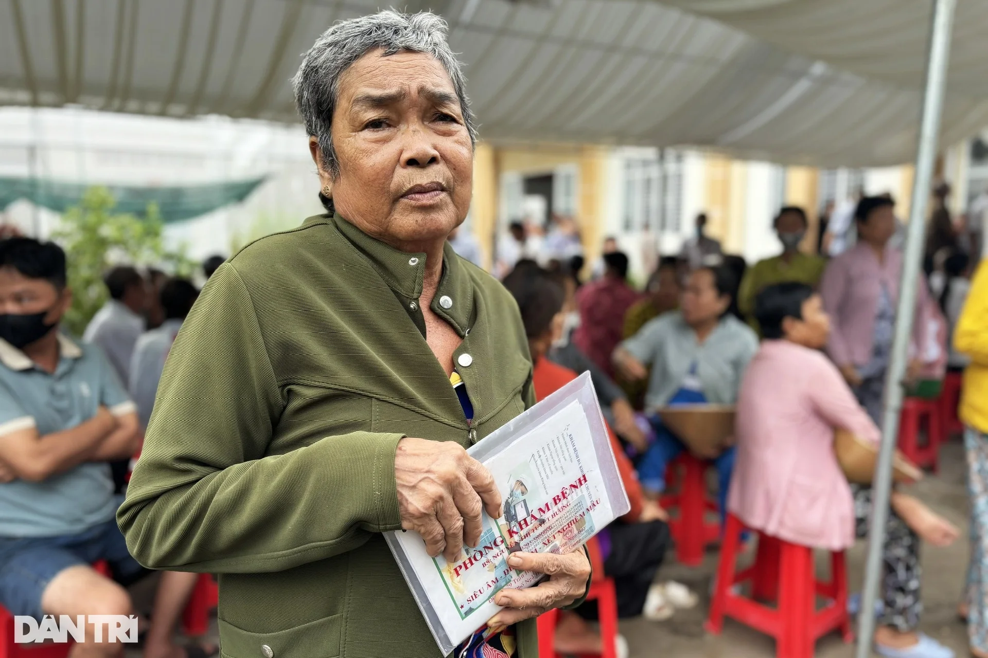 Người đàn ông ngủ dậy bỗng... tâm thần, vợ 23 năm đi khắp nơi để cứu chồng - 4