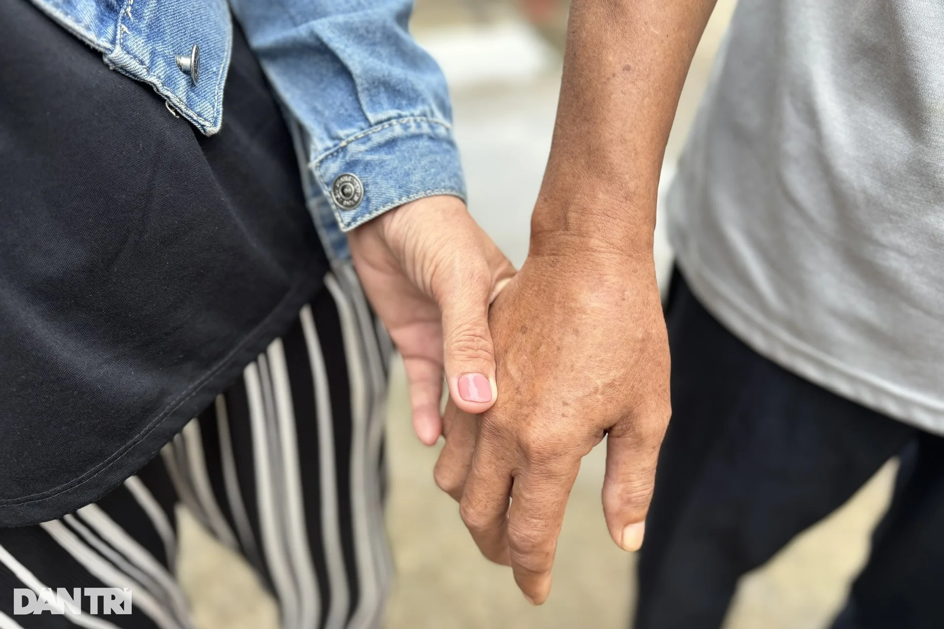 Người đàn ông ngủ dậy bỗng... tâm thần, vợ 23 năm đi khắp nơi để cứu chồng - 8