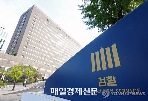A former executive of the Korean Federation of Arts and Culture Organizations, who fled the country ..